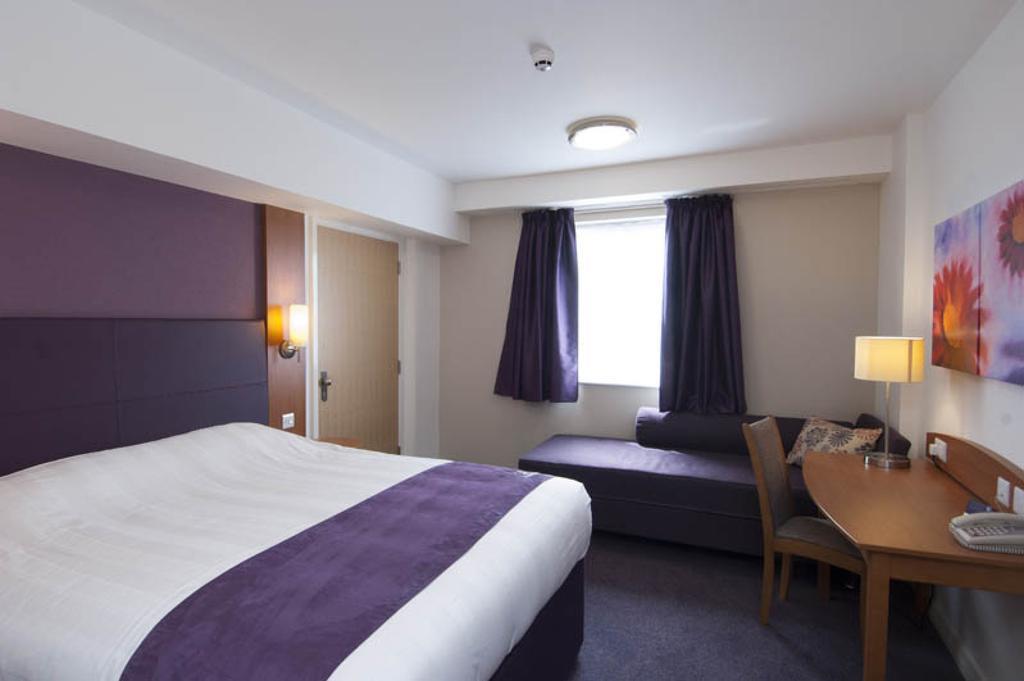 Premier Inn Dundee West Номер фото