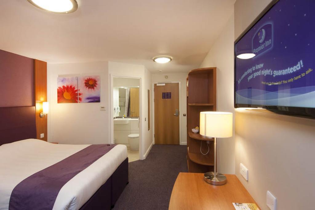 Premier Inn Dundee West Экстерьер фото