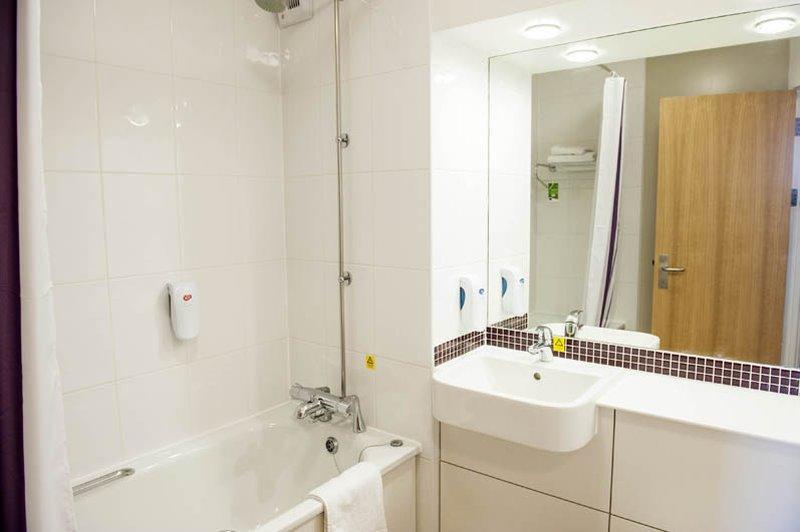 Premier Inn Dundee West Экстерьер фото