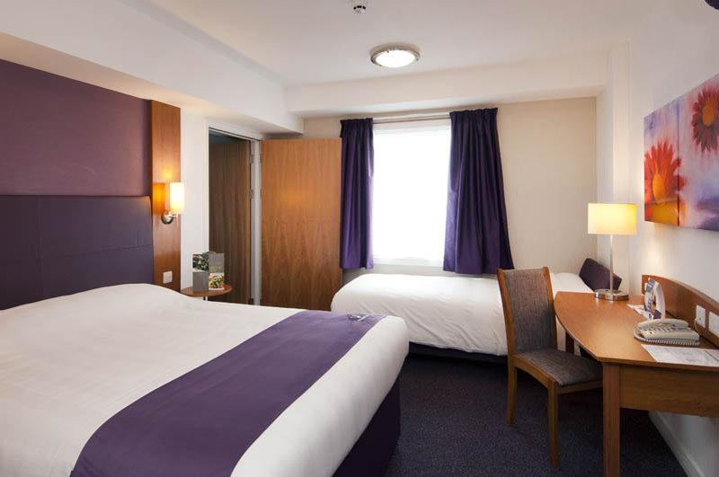 Premier Inn Dundee West Экстерьер фото
