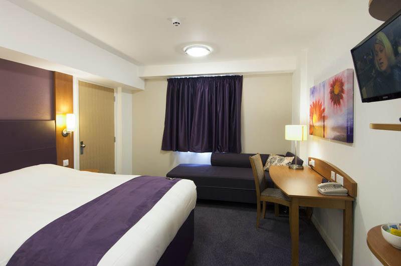 Premier Inn Dundee West Экстерьер фото